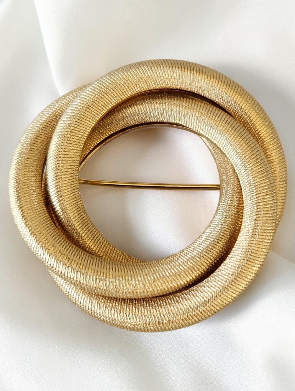 Vintage Signed Sarah Coventry Gold Tone Circle Knot Brooch Pin